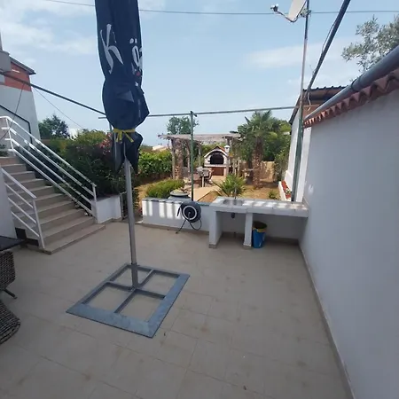 Me Living - - Strandnaehe פולה
