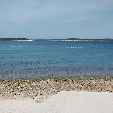 Me Living - - Strandnaehe פולה