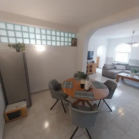 Me Living - - Strandnaehe דירה פולה
