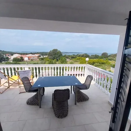 Me Living - - Strandnaehe פולה