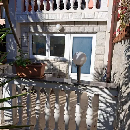 Me Living - - Strandnaehe פולה