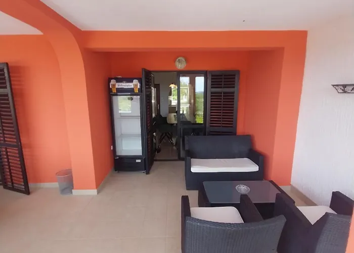 Me Living - - Strandnaehe 풀라