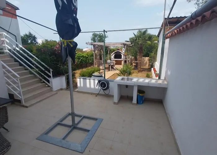 Me Living - - Strandnaehe 풀라