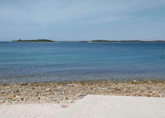 Me Living - - Strandnaehe 풀라