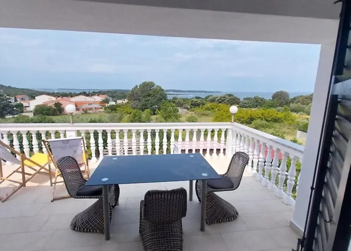 Me Living - - Strandnaehe 풀라