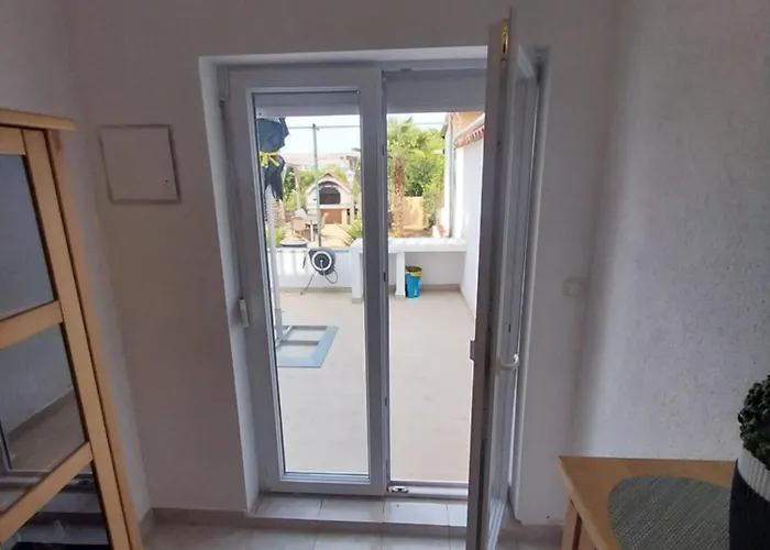 Me Living - - Strandnaehe 풀라