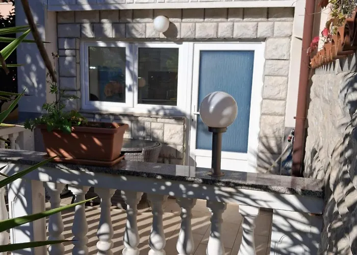 Me Living - - Strandnaehe 풀라